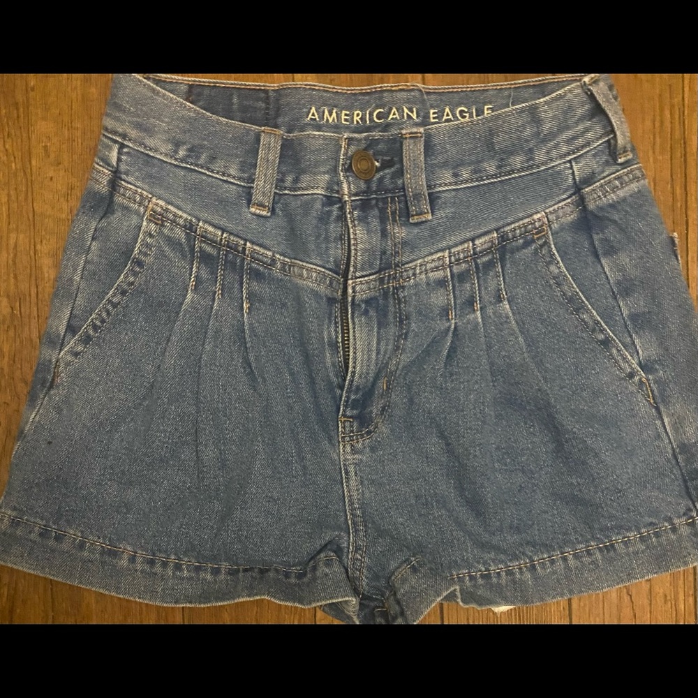 American Eagle Pleated High Rise 80’s Style Mom jean shorts size 00 in GUC